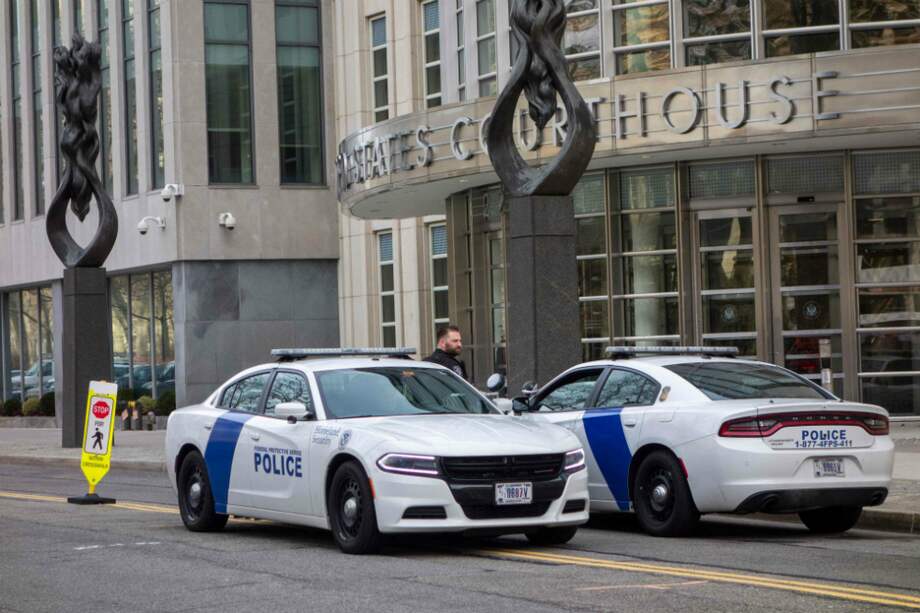 Las autoridades vigilan constantemente la Corte Federal de Brooklyn en la que se desarrolla el juicio contra Joaquin "El Chapo" Guzmán. / AFP