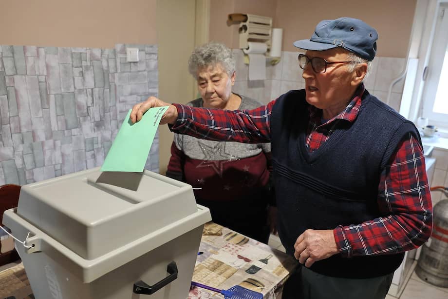 BEKESCSABA (Hungary), 12/04/2026.- An elderly man casts his ballot into a mobile urn during the general election in the outskirts of Bekescsaba, Hungary, 12 April 2026. (Elecciones, Hungría) EFE/EPA/PETER LEHOCZKY HUNGARY OUT