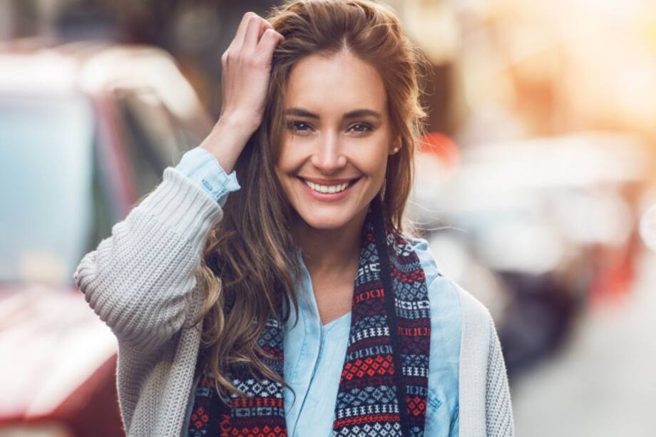 Mujer agarrándose la cabeza