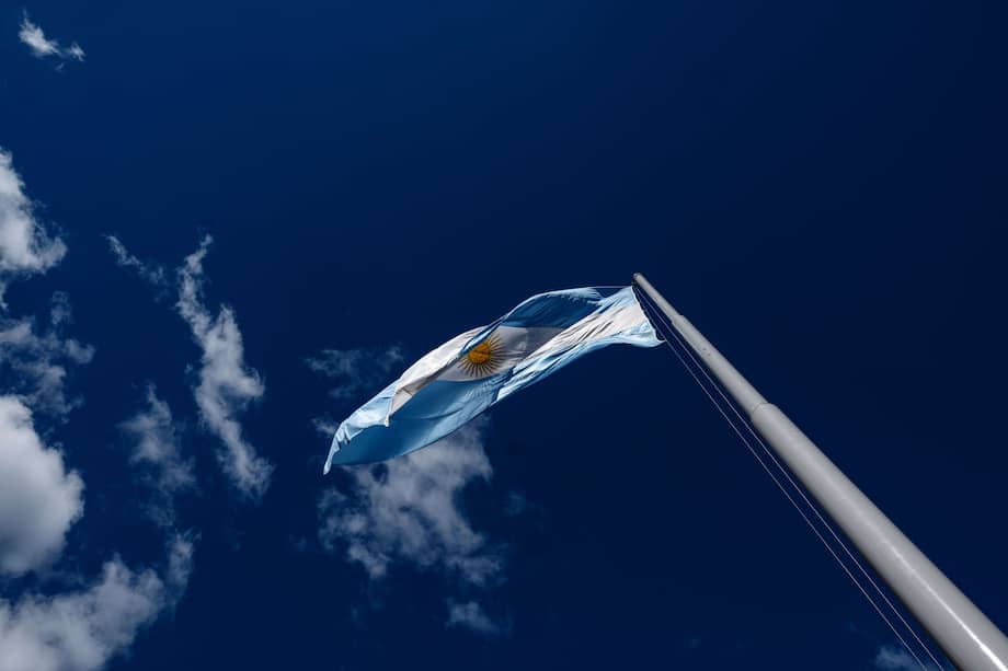 El peso argentino se desplomó hasta 33% en los días posteriores a la victoria del candidato opositor Alberto Fernández. / Bloomberg News.