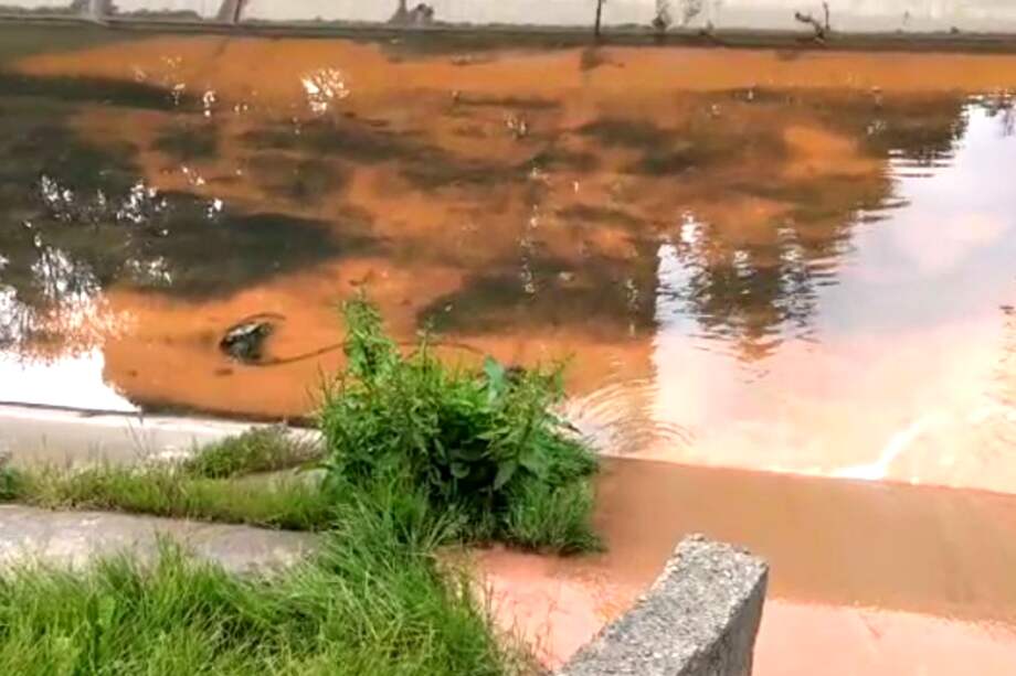 Según la autoridad ambiental, una mancha amarilla que afectaba el canal provenía del proyecto. /Secretaría de Ambiente
