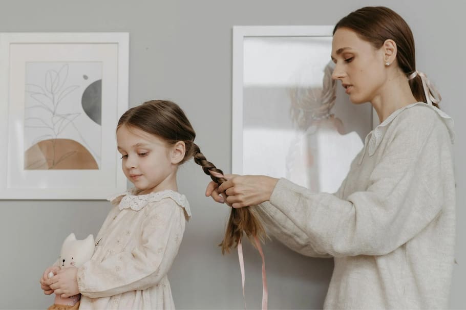 El regreso a clases trae emoción, maletas nuevas… y el reto de peinar a las más pequeñas.