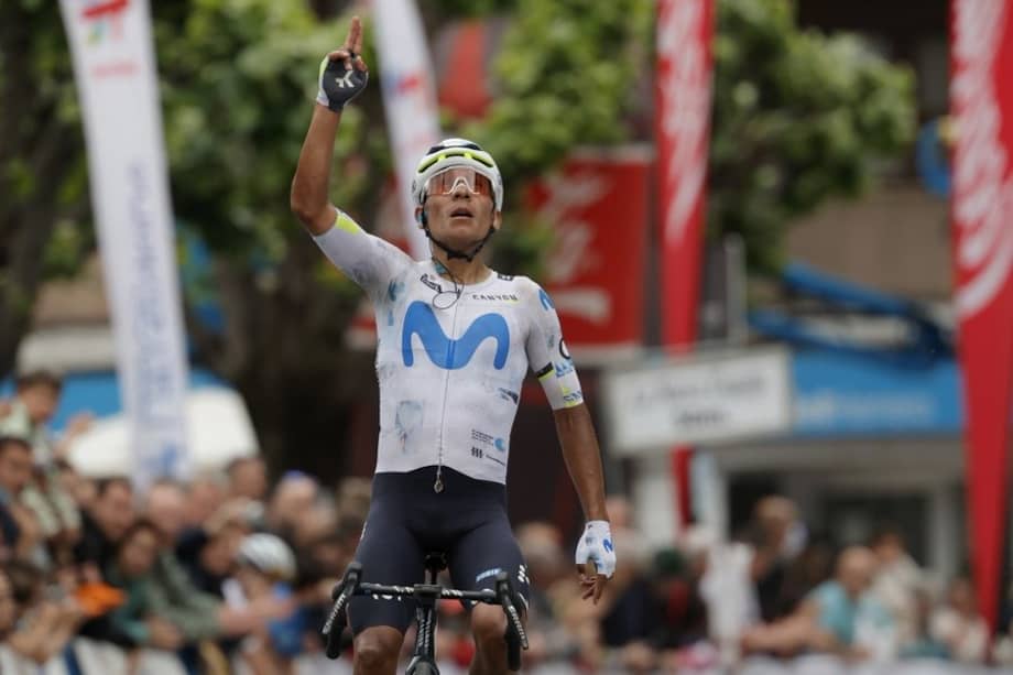 Nairo Quintana celebra su triunfo de etapa mirando al cielo y dedicandole el triunfo a Cristian Camilo Muñoz.