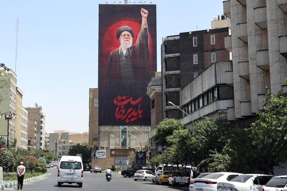 Conductores pasan junto a una valla publicitaria con la imagen del fallecido líder supremo de Irán, Alí Jamenei, antes de su funeral en Teherán, el 3 de julio de 2026.