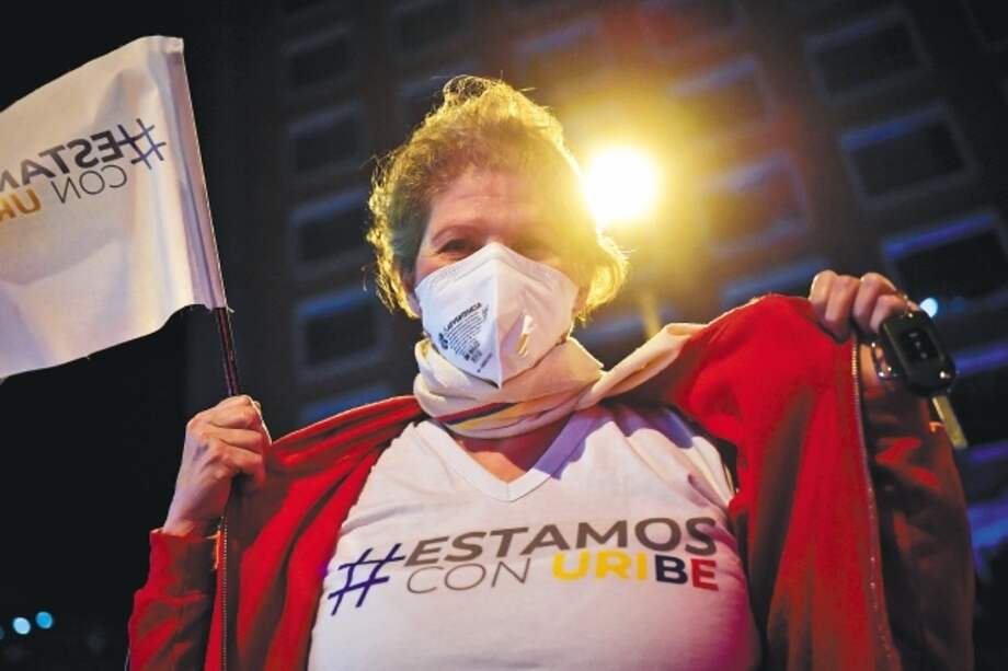 Simpatizantes del uribismo salieron el martes a las calles a mostrar su solidaridad con el expresidente, tras la orden de detención.