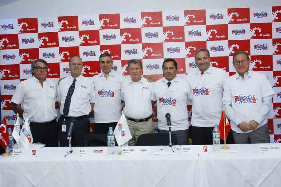 Alberto Gómez, de Freskaleche; Ernesto Pfeiffer, de Alquería; Ariel Simone, de Danone Alquería; Humberto Polanía, fundador de Freskaleche; Diego Ardila, gerente de Freskaleche; Carlos Cavelier, presidente de Alquería, y Juan Flórez, de IFC.