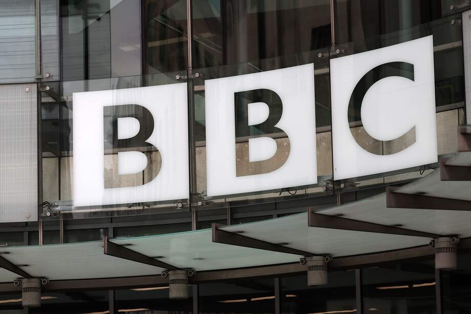 El logotipo de la empresa en la entrada de la sede de la BBC en Londres.
