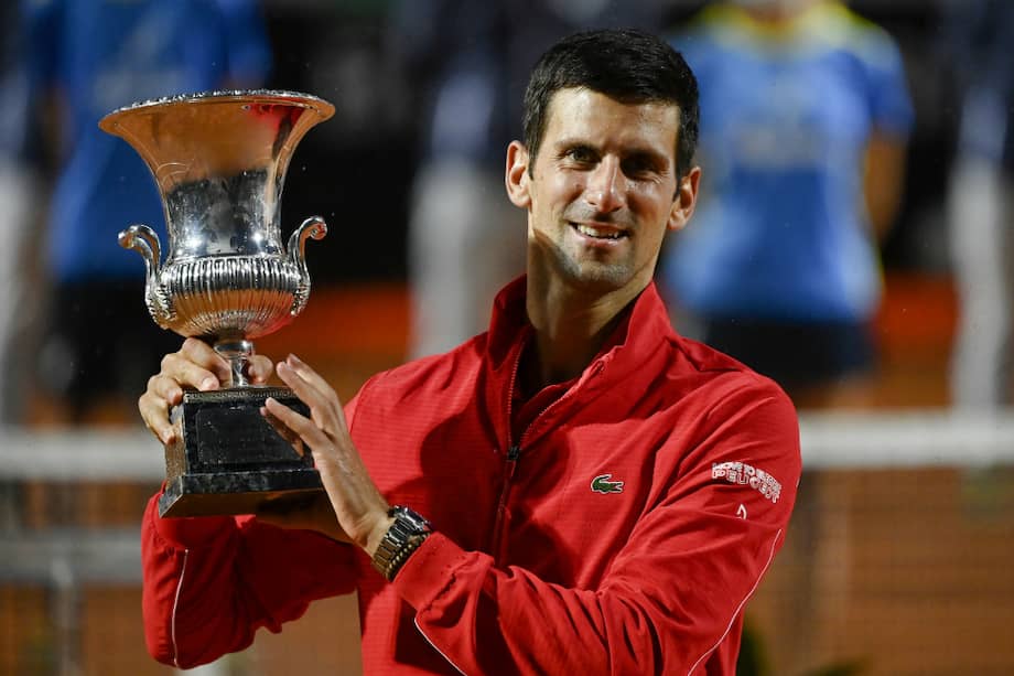 Novak Djokovic, con el trofeo del Masters 1.000 de Roma.