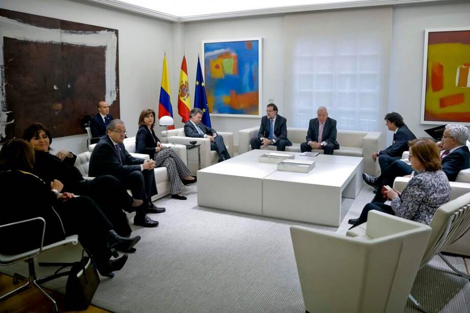 El presidente del Gobierno, Mariano Rajoy (5d), junto al ministro de Asuntos Exteriores, José Manuel García-Margallo (4d), y la ministra colombiana de Relaciones Exteriores, María Angela Holguín (4i), durante la reunión que ha mantenido, en el Palacio de la Moncloa.