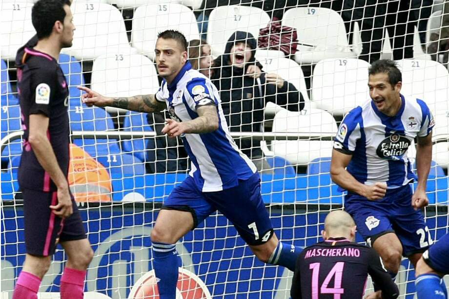 El delantero Joselu (c) celebra uno de los goles con los que Deportivo de La Coruña derrotó este domingo a Barcelona. / EFE