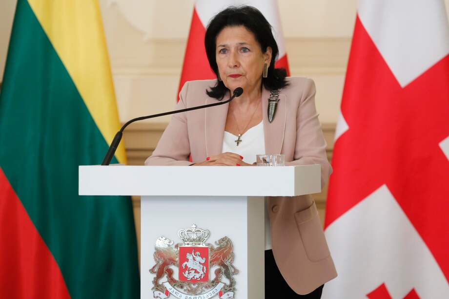 La presidenta de Georgia, Salomé Zurabishvili, habla durante una conferencia de prensa conjunta con los ministros de Asuntos Exteriores tras sus conversaciones en Tbilisi, Georgia, el 15 de mayo de 2024.