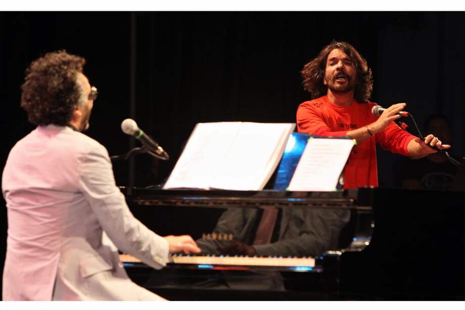 Santiago Feliú acompañado en el piano por Fito Páez durante un concierto ofrecido en La Habana, Cuba. / AFP