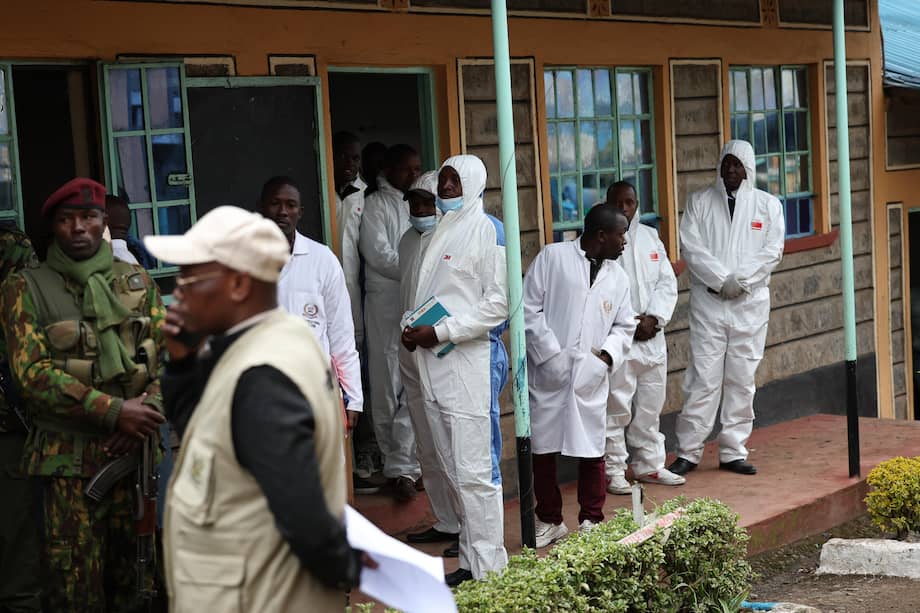 Funcionarios en el exterior de la Academia Hillside Endarasha en Kieni, condado de Nyeri, Kenia, el 06 de septiembre de 2024.