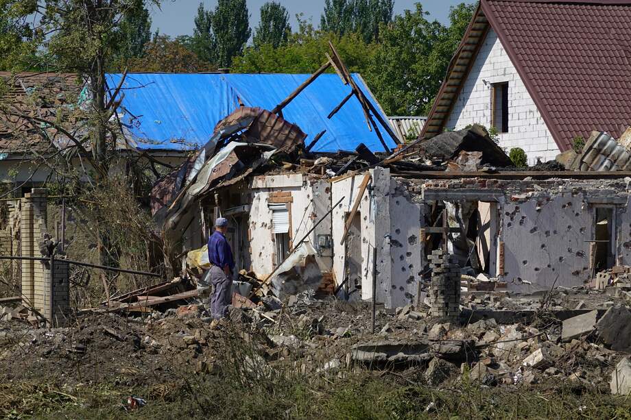 Un hombre observa una casa privada destruida tras un ataque con misiles rusos en Sloviansk el 28 de agosto de 2025, en medio de la invasión rusa a Ucrania.