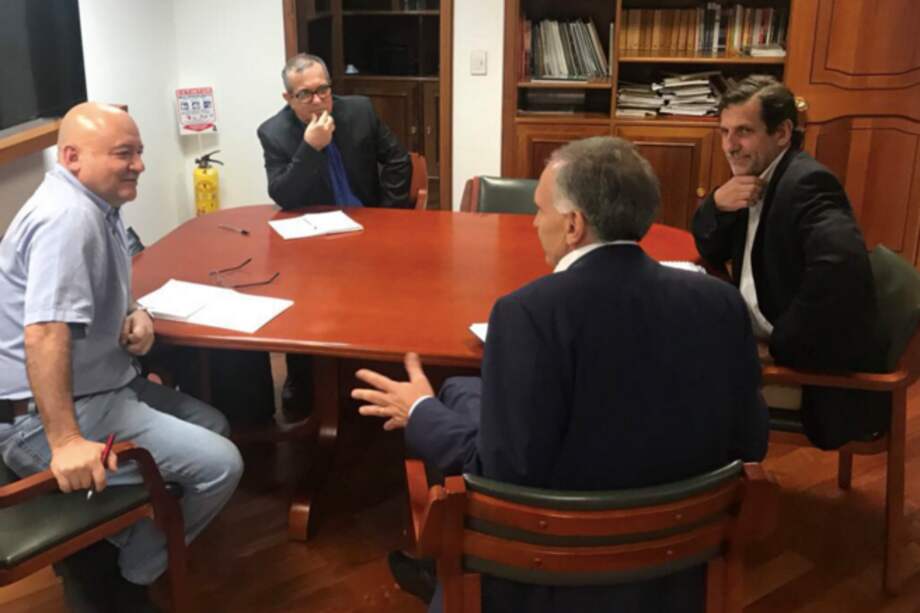 'Carlos Lozada’, 'Timochenko', Jean Arnault y Raúl Rosende. / Tomado de Twitter