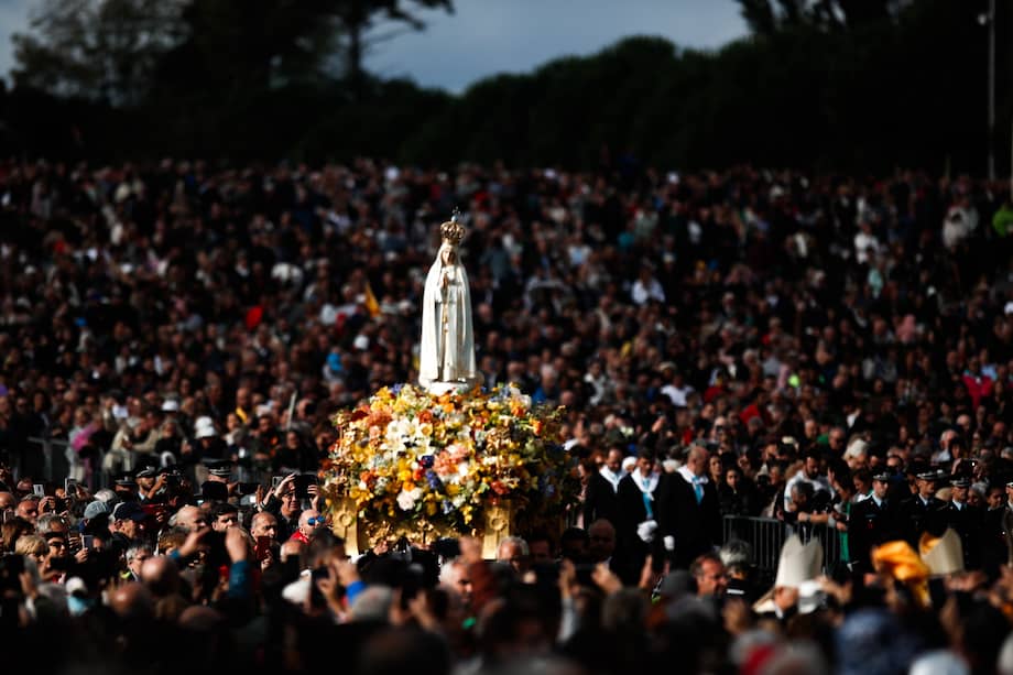 FOTODELDÍA Ourem (Portugal), 13/10/2024.- La imagen de Nuestra Señora de Fátima es portada durante la Procesión de Despedida de la peregrinación internacional de octubre en el Santuario de Fátima, en Ourem (Portugal), este domingo. EFE/ Paulo Cunha