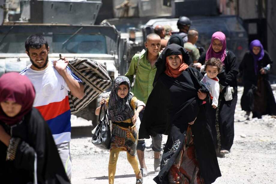 Habitantes de Mosul huyen de la guerra en medio de fuertes combates. / AFP