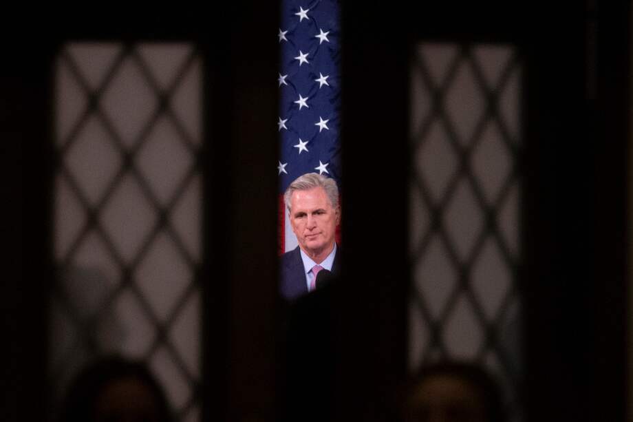 En el poder de la cámara baja, los republicanos prometieron lanzar una serie de investigaciones sobre la gestión de Biden de la pandemia o sobre el retiro de Afganistán. “Es tiempo de ejercer un control sobre la política del presidente”, subrayó Kevin McCarthy desde el hemiciclo.