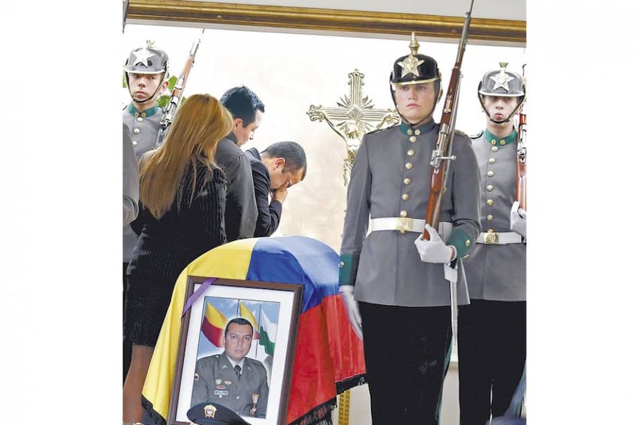 El teniente Mario Vianey Gamboa recibió honores póstumos de la Alcaldía y la Policía. / Archivo - El Espectador