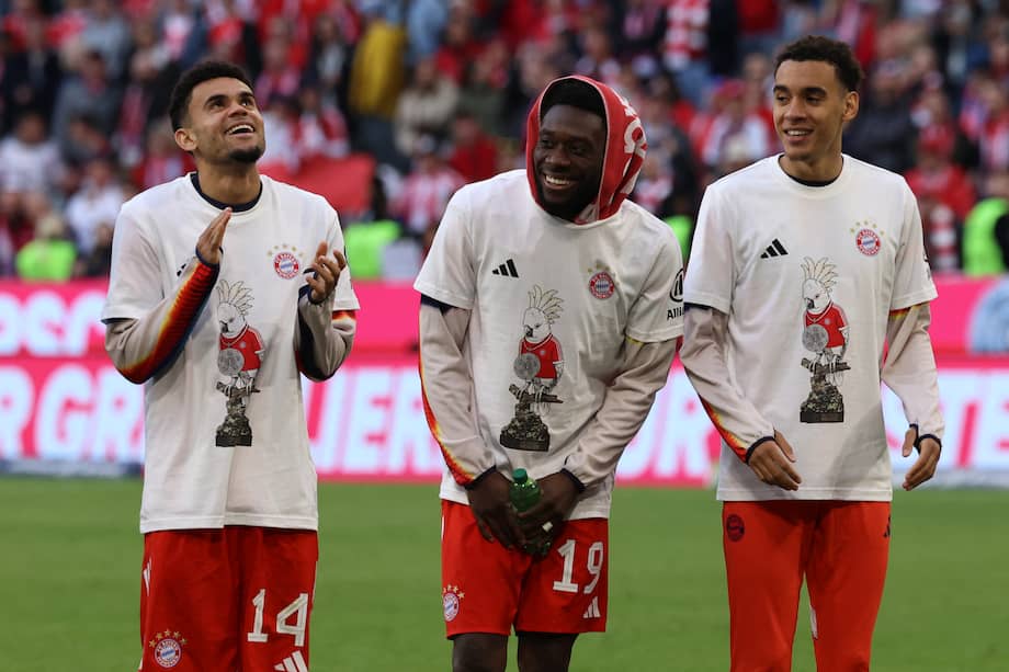 Luis Díaz (izq.) durante la celebración del título de Bundesliga. Junto a él están Alphonso Davies (centro) y Jamal Musiala.