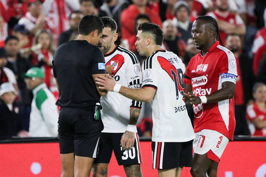 Nicolás Otamendi, Rafael Santos Borré y Hugo Rodallega en el partido de ida de los octavos de final de la Copa Sudameriana en el estadio El Campín de Bogotá.