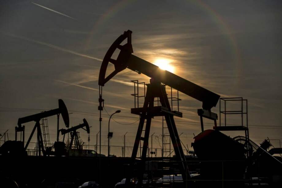 El petróleo en Nueva York y Londres llegó a los niveles más bajos en seis años el mes pasado. / Bloomberg News