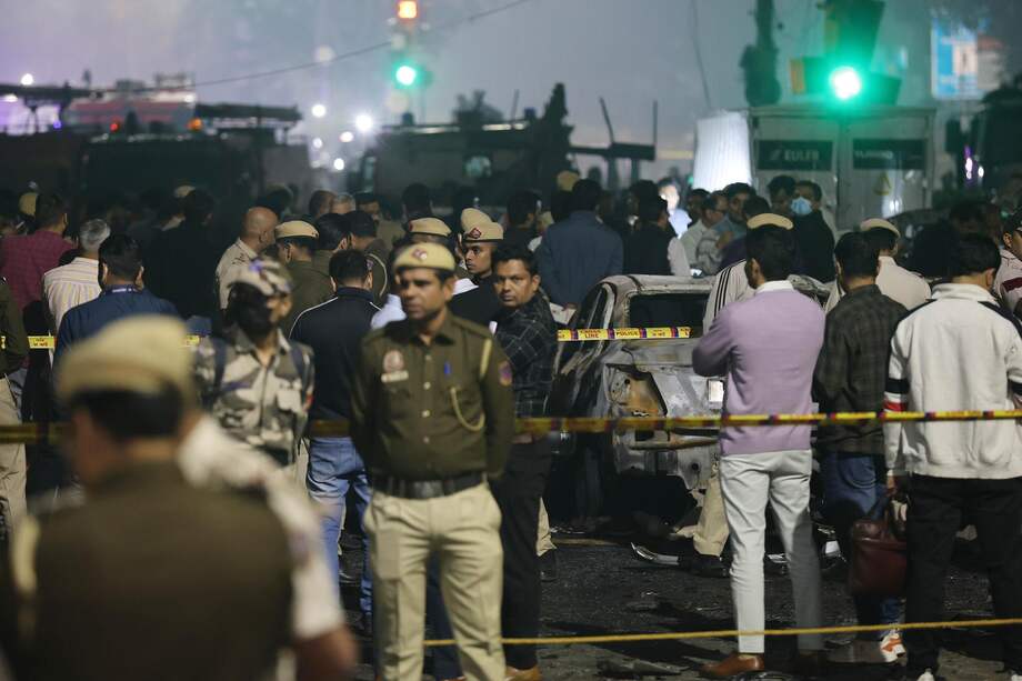 Agentes de policía indios inspeccionan la escena de una explosión cerca del Fuerte Rojo en Nueva Delhi, India, el 10 de noviembre de 2025.