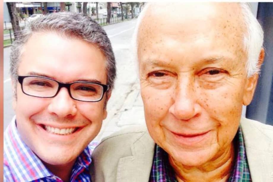 El senador del Centro Democrático Iván Duque Márquez, junto a su padre, Iván Duque Escobar, fallecido en Medellín.