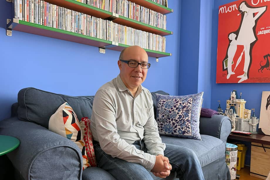 Silva se aventuró a hacer un "mural" escrito sobre la toma y retoma del Palacio de Justicia, que dejó 94 muertos y cerca de una decena de desaparecidos el 6 y 7 de noviembre de 1985, porque considera que es más importante recordar el drama que la épica de la violencia. EFE/ Jorge Gil