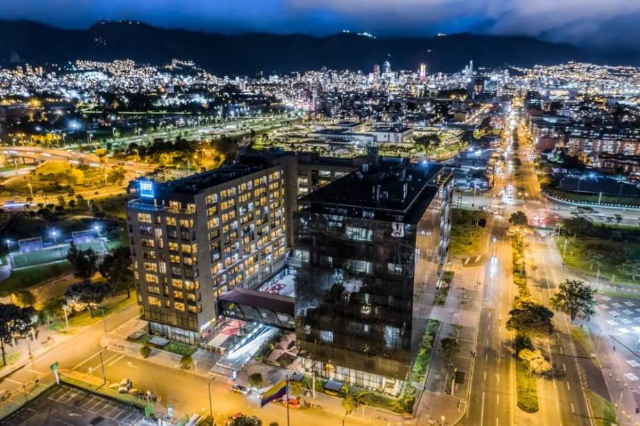 El atentado se efectuó en el reconocido centro empresarial, Capital Towers, en inmediaciones de la Fiscalía y la Gobernación de Cundinamarca.