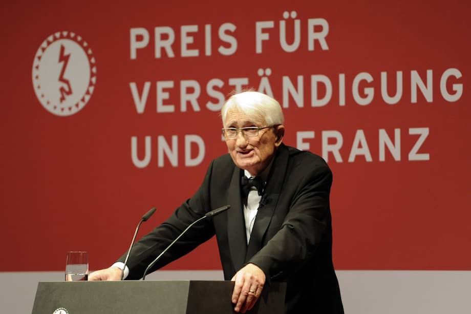 Jürgen Habermas murió el pasado 14 de marzo. (Düsseldorf, 1929-2026). Miembro más notable de la segunda generación de la Escuela de Frankfurt, fue uno de los grandes pensadores europeos del siglo XX. Entre otras aportaciones, es conocido por su teoría de la acción comunicativa, sus análisis sobre capitalismo y democracia o sus trabajos sobre el concepto de modernidad.