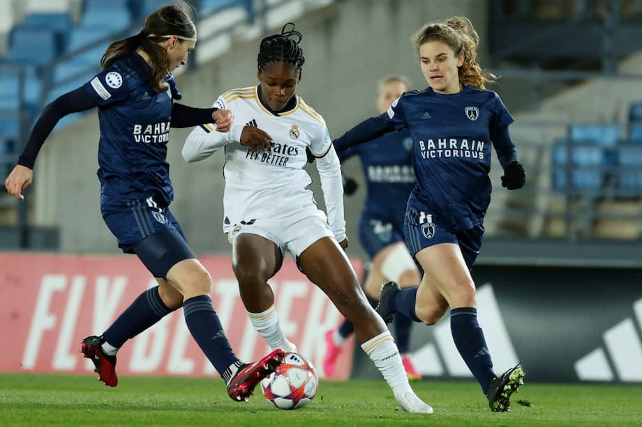 La delantera del Real Madrid Linda Caicedo (cent.) juega un balón ante dos jugadoras del París FC, durante el partido de la Liga de Campeones que Real Madrid y París FC disputan este miércoles en el estadio Alfredo Di Stéfano, en Madrid.