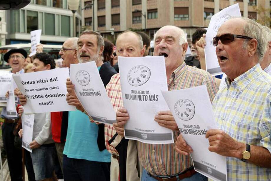 Convocados por organizaciones de la izquierda abertzale, durante la concentración realizada esta lunes ante la subdelegación del Gobierno en la Plaza Moyúa de Bilbao donde han conocido la sentencia del Tribunal Europeo de Derechos Humanos que anula la doctrina Parot y exige la excarcelación de la etarra Inés del Río.