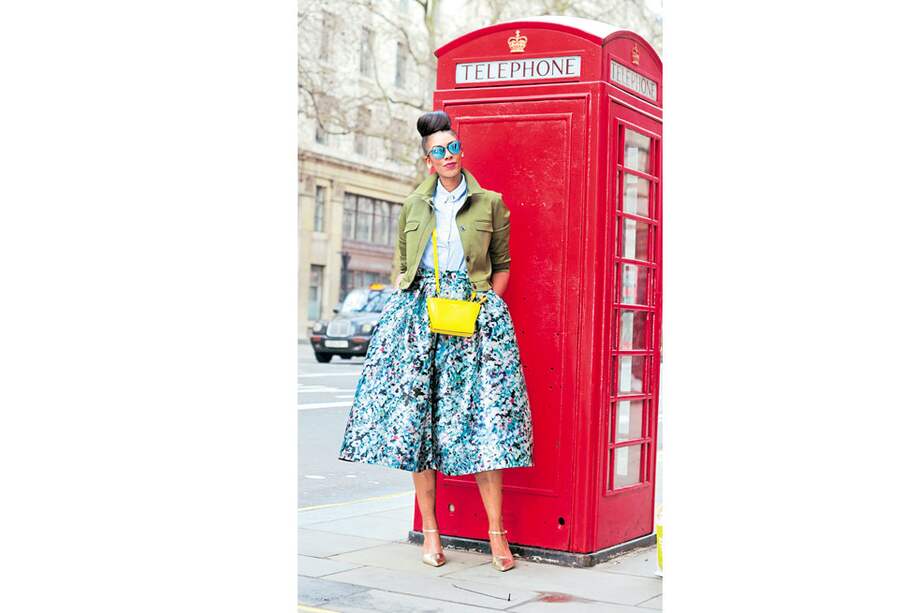 Tradición chic. Dos palabras que definen este “outfit” en el que el pantalón culotte de estampado floral se roba toda la atención. Combinado con los accesorios adecuados, el resultado es maravilloso. / AFP, Archivo Cromos