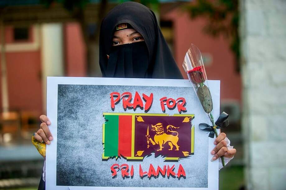 Una estudiante de Indonesia muestra su solidaridad con las víctimas de los atentados en Sri Lanka. / AFP
