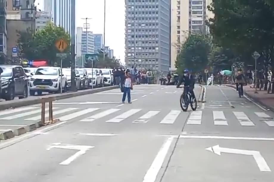 Manifestantes desbloquean sentido norte/sur de la carrera séptima. Los bloqueos persisten en el otro sentido de esta importante vía de la capital.
