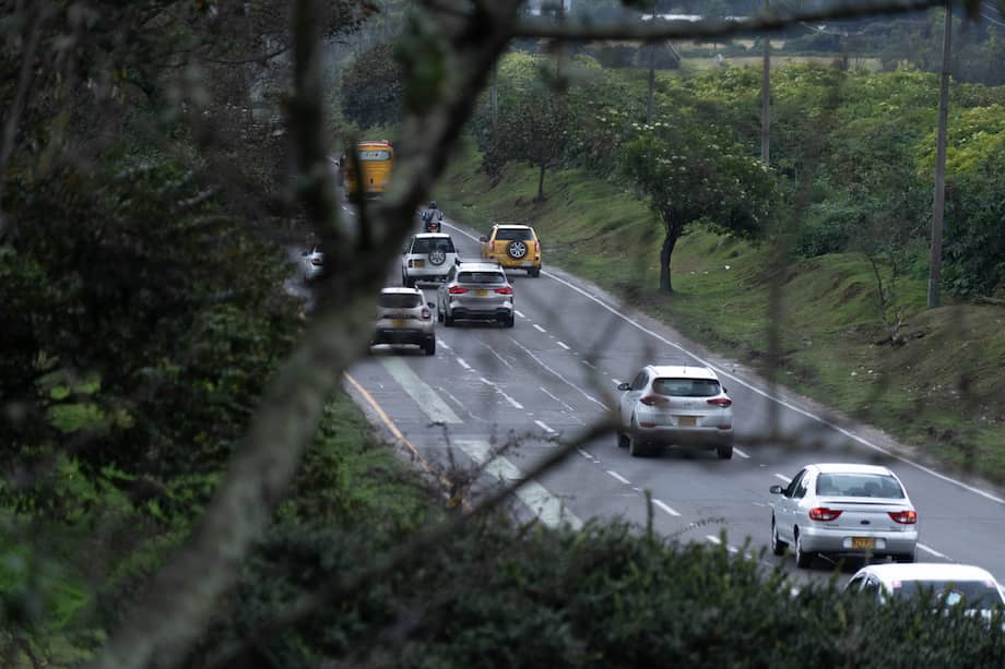 Mantener una distancia adecuada entre vehículos reduce el riesgo de choques por alcance, especialmente a altas velocidades.