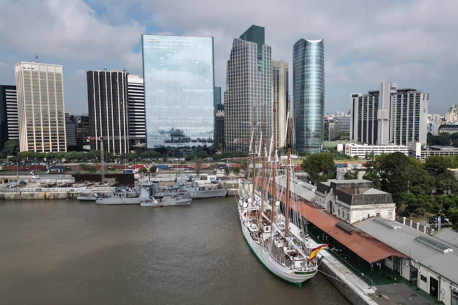 En Buenos Aires, la nueva presencia rusa es notable en Palermo, un barrio de moda, y Recoleta, un vecindario de lujo, donde muchos se han asentado. El ruso se oye a menudo en las calles y los hospitales locales tienen letreros en cirílico.