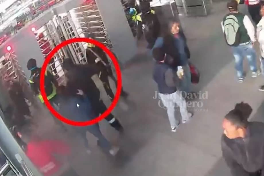 El ataque ocurrió en el Portal 20 de Julio. El casco de protección evitó que el guarda sufriera heridas más graves.