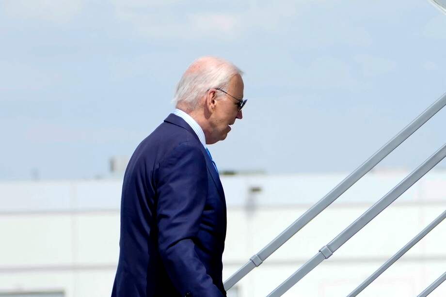 El presidente estadounidense, Joe Biden, aborda el avión presidencial tras dar positivo por covid-19 en Las Vegas, Nevada.