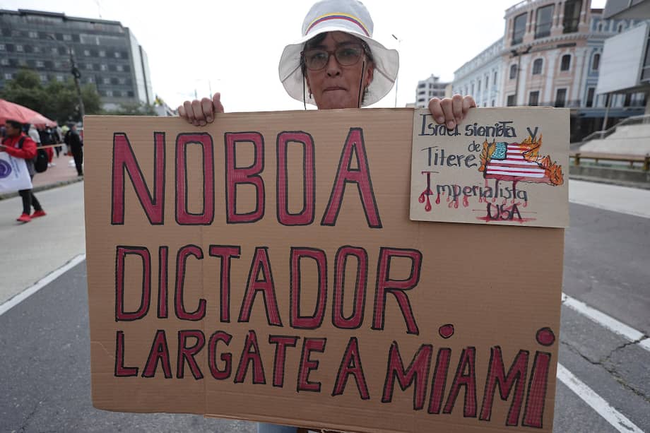 Una persona sostiene un cartel de protesta contra Daniel Noboa en una manifestación durante la conmemoración del Día Internacional del Trabajo.