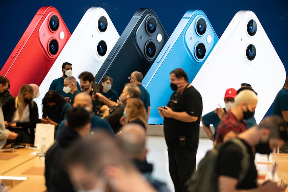 “Esos aparatos de tecnología de punta (...) están manchados de sangre”: Reinaldo Spitaletta