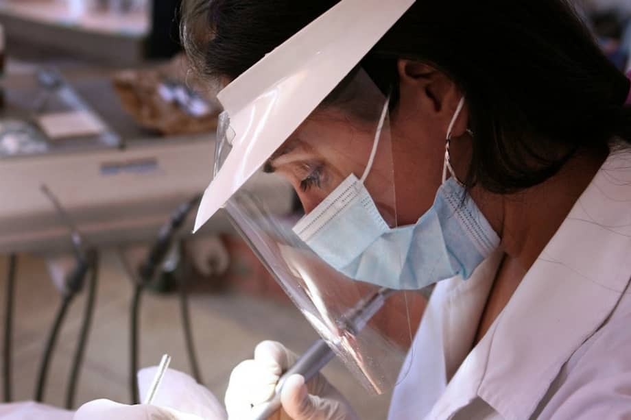 Los integrantes de misiones médicas internacionales cubanas ahora buscan un salvoconducto para refugiarse en Estados Unidos. / Bloomberg News