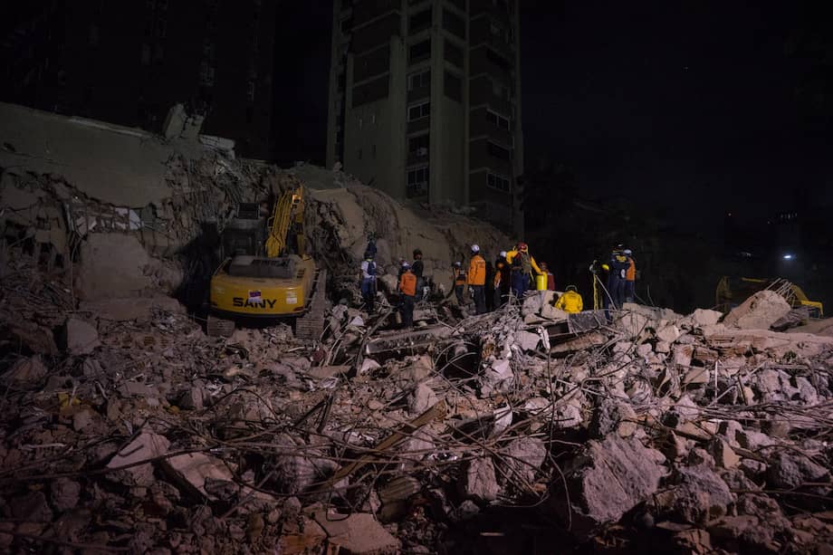 AME4652. CARACAS (VENEZUELA), 25/06/2026.- Integrantes de equipos de rescate trabajan este jueves, en un edifico afectado por un terremoto en la zona de Altamira en Caracas (Venezuela). Al menos 235 muertos y 4.300 heridos han sido reportados por las autoridades de Venezuela pasadas las 24 horas de dos terremotos, de magnitud 7,2 y 7,5, que afectaron principalmente a Caracas y al estado cercano La Guaira, mientras continúan las labores de búsqueda de supervivientes y el Gobierno sigue evaluando los daños materiales. EFE/ Boris Vergara