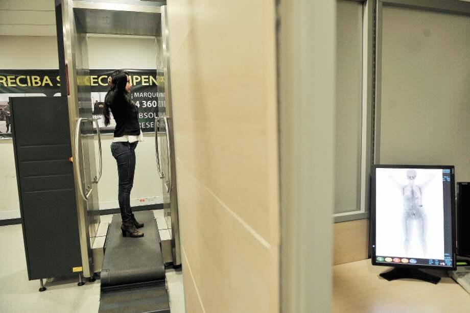 Una de las claves para pasar la droga por el aeropuerto es evadir los controles de seguridad. / Óscar Pérez - El Espectador