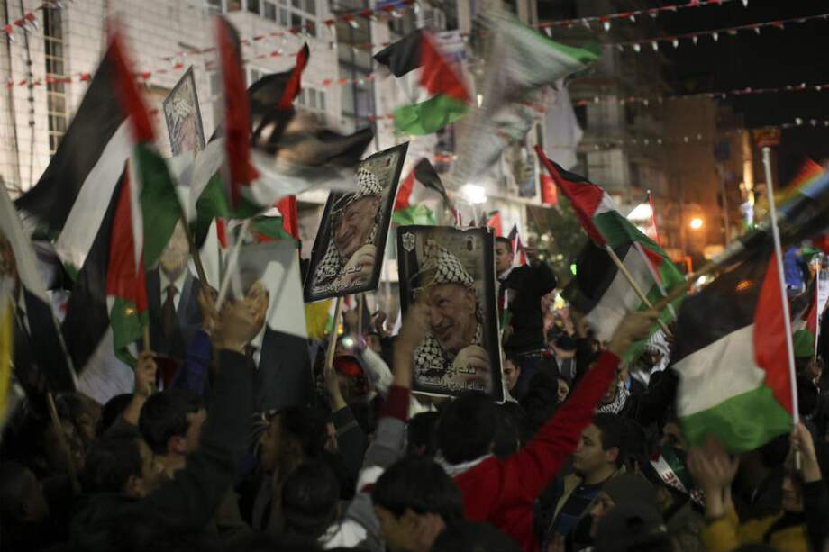 Palestinos celebran ondeando su bandera nacional en las calles de Ramallah (Cisjordania). / EFE