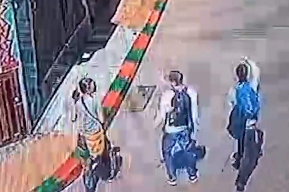 Momento exacto en el que dos delincuentes roban a una turista en el centro de la ciudad.