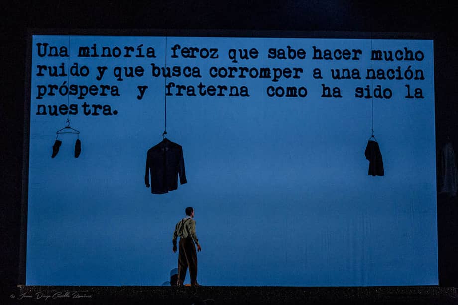 Mediante una pantalla ubicada en la parte de atrás del escenario, el montaje explora diversos recursos visuales. / Cortesía