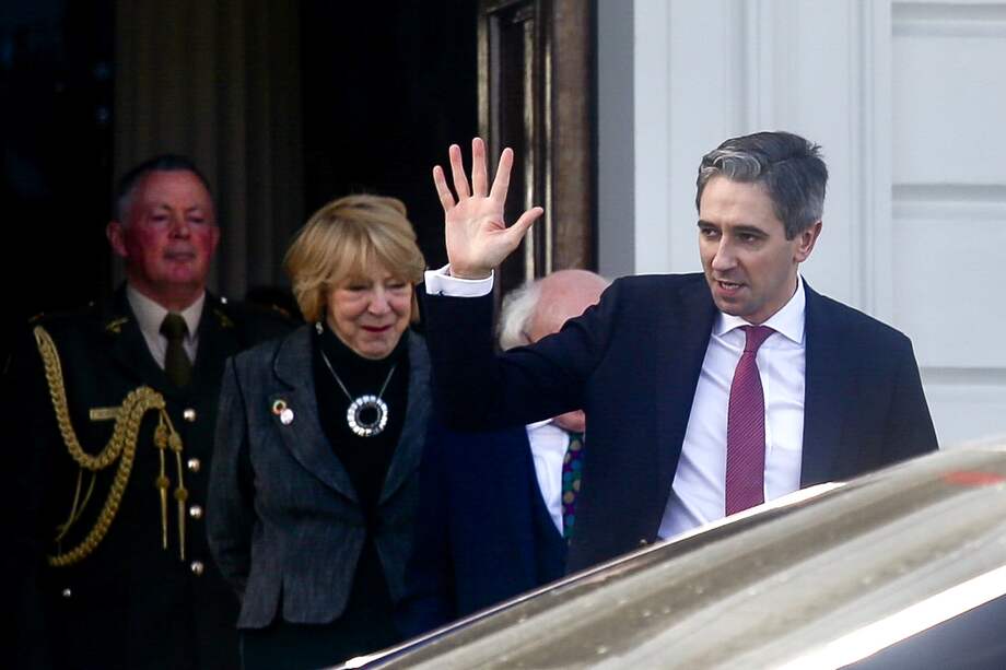 Simon Harris (derecha), nuevo primer ministro de Irlanda.