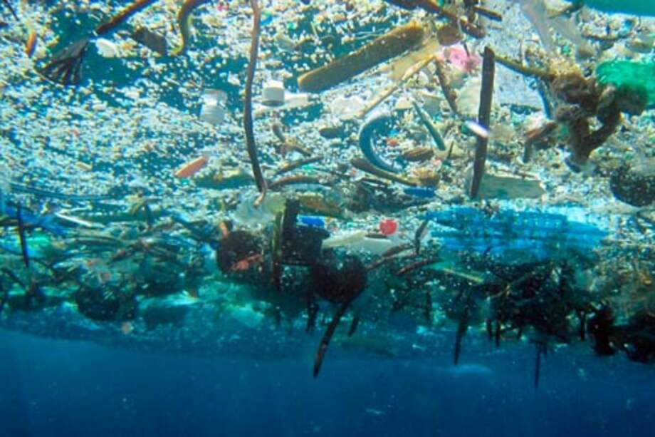 Anualmente 13 millones de toneladas de plástico llegan a los océanos. / Dying Regime.